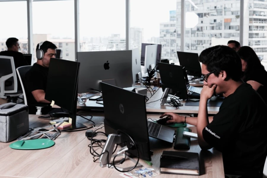 Equipo de expertos en ciberseguridad de Nivel4 colaborando en oficina